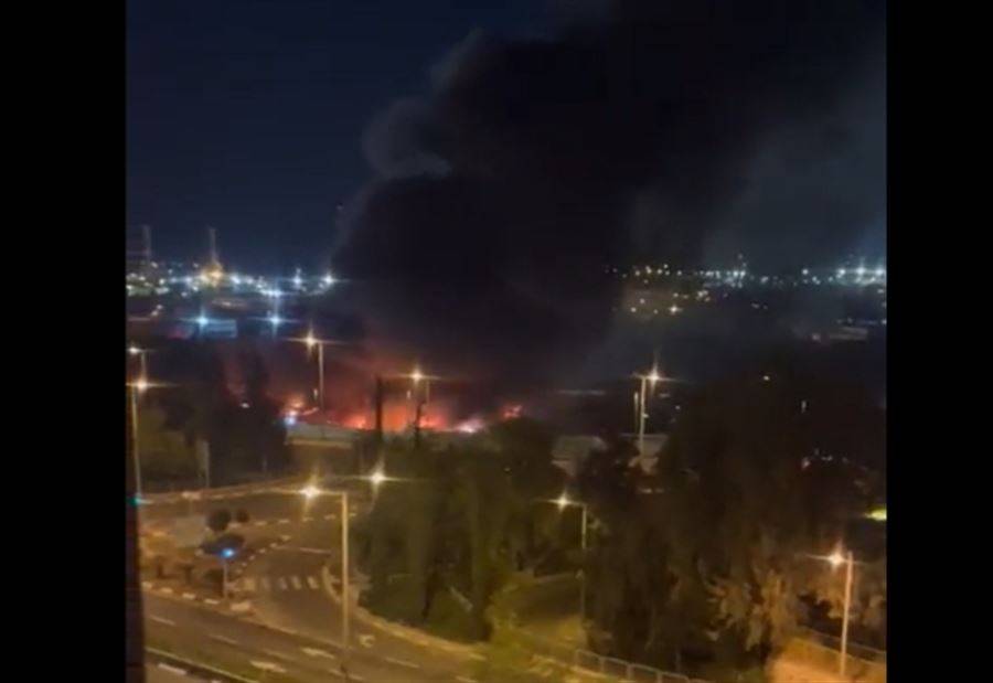 بالفيديو.. حريق كبير في منشأة تحتوي على مواد خطرة في حيفا