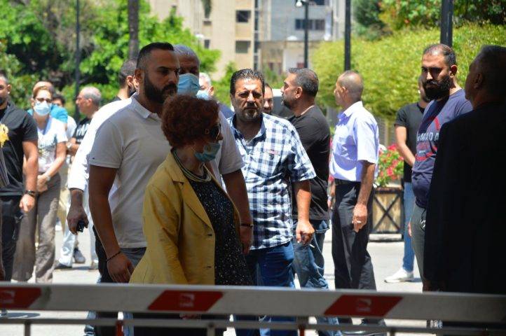 عصابات فخامة الرئيس تعتدي على مصرف لبنان وحاكمه