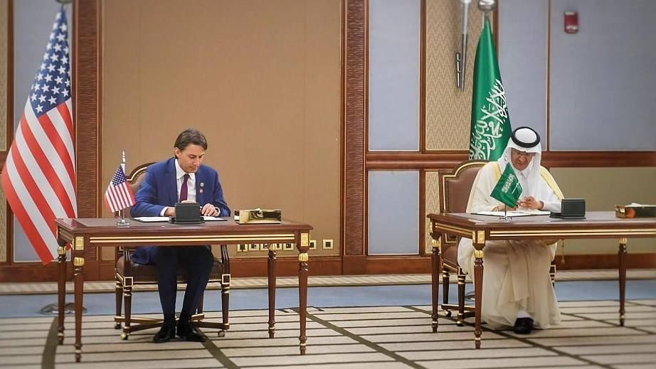 السعودية وأميركا توقعان 18 اتفاقية ومذكرات تعاون