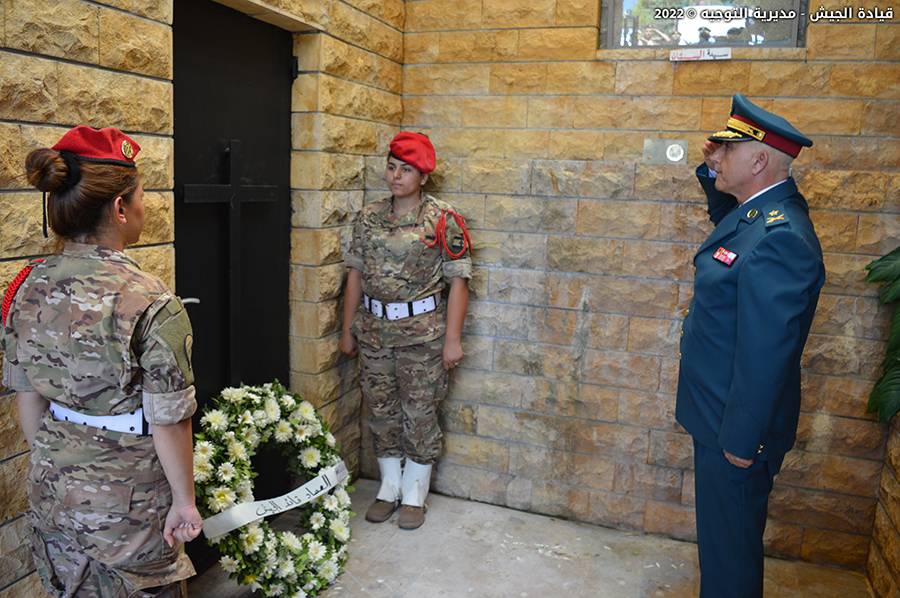 بمناسبة عيد الجيش.. أكاليل زهر على أضرحة قادة الجيش السابقين ‏المتوفين ‏