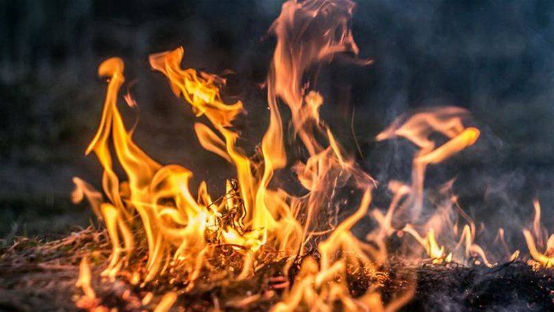 7 حالات اختناق بحريق قرب معمل دير عمار