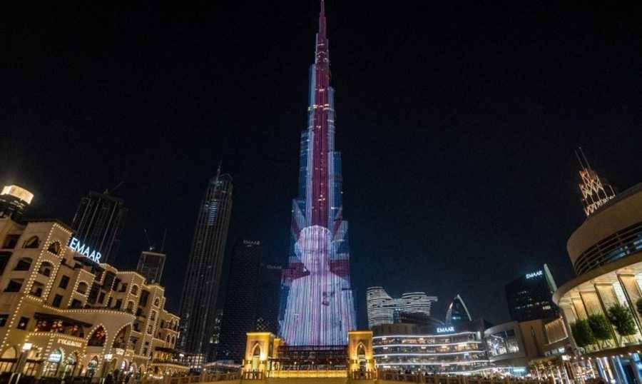 بالصور والفيديو: برج خليفة بصورة الملكة إليزابيث والعلم البريطاني