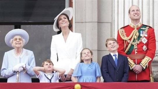 طفلا الأمير وليام في جنازة الملكة رسميًا... وماذا عن طفلي الأمير هاري؟