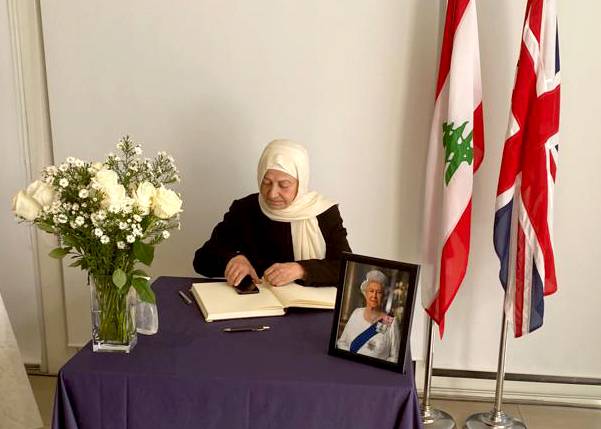 بهية الحريري قدمت بإسم الرئيس سعد الحريري 
التعازي بوفاة الملكة اليزابيث الثانية
