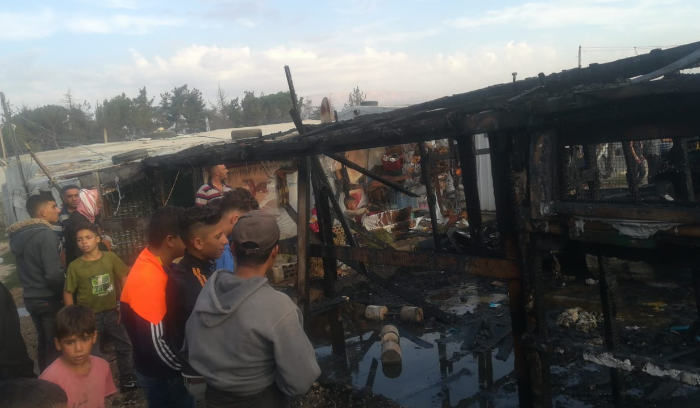 إخماد حريق في مخيم للنازحين السوريين على طريق دير زنون