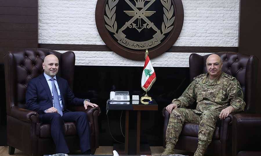 قائد الجيش يلتقي حاصباني وسفير سلطنة عمان