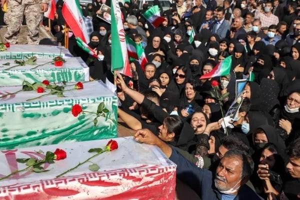 هتافات ضد خامنئي خلال جنازة بإيران.. وطهران تقيّد الإنترنت