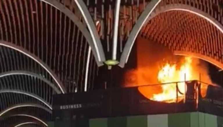 بالفيدو.. اندلاع حريق داخل إحدى صالات مطار بغداد الدولي