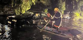 إنقاذ مواطنين احتجزوا داخل سياراتهم في نهر ابراهيم