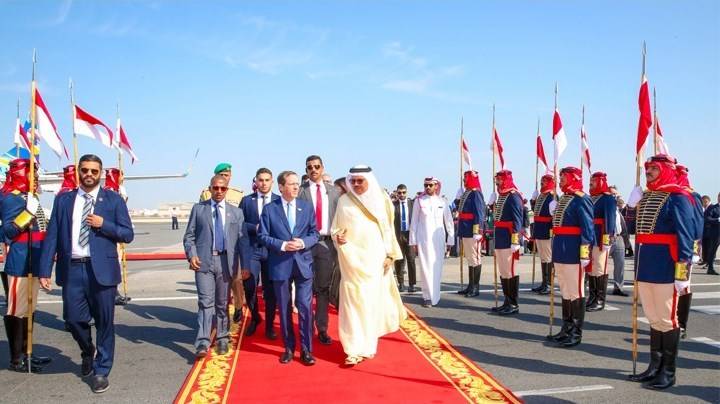 في أول زيارة رسمية.. رئيس إسرائيل يصل البحرين