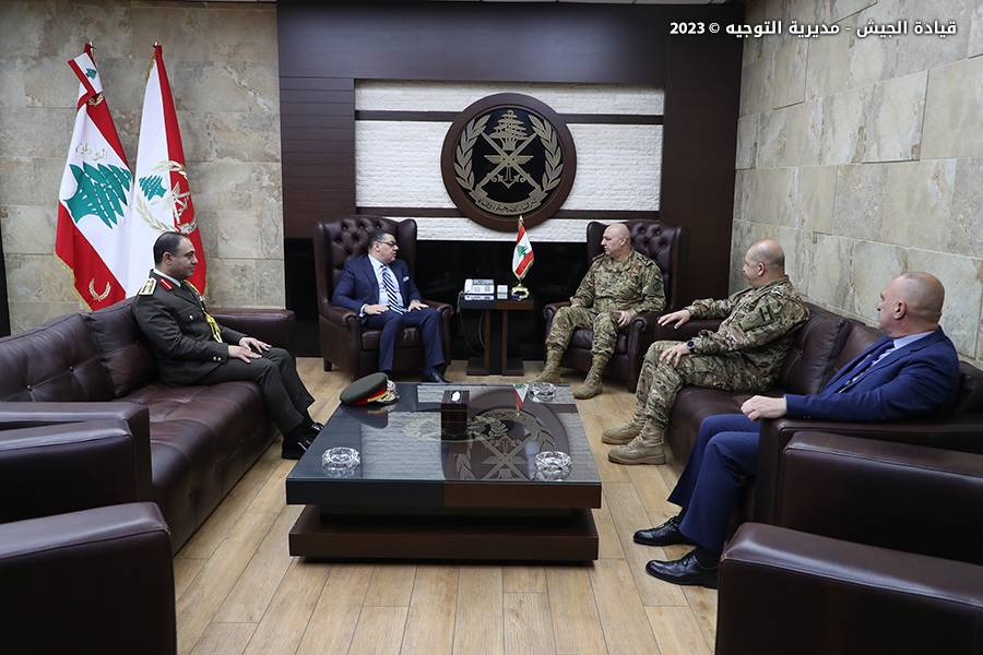 قائد الجيش يبحث مع السفير المصري التعاون بين جيشي البلدين