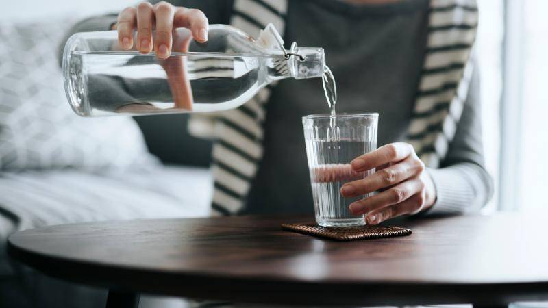 شرب الماء والشيخوخة.. دراسة تكشف الرابط