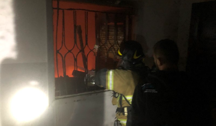 نجاة عائلة من حريق في شقة سكنية