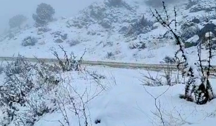 الثلوج تُغطّي مرتفعات عكار وتقطع الطرق مع البقاع والهرمل