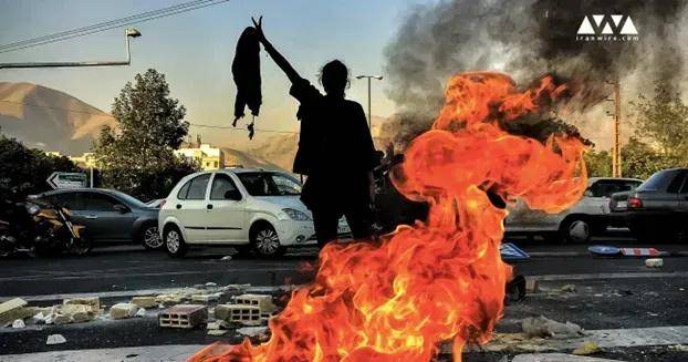 لدعمهم الاحتجاجات.. اعتقال رجال دين بإيران