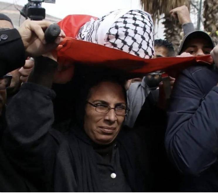 في فلسطين فقط... تحمل نعش ابنها وتمشي