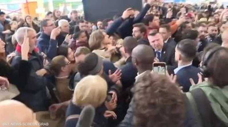 نُشطاء يهاجمون ماكرون خلال زيارته معرضا في باريس