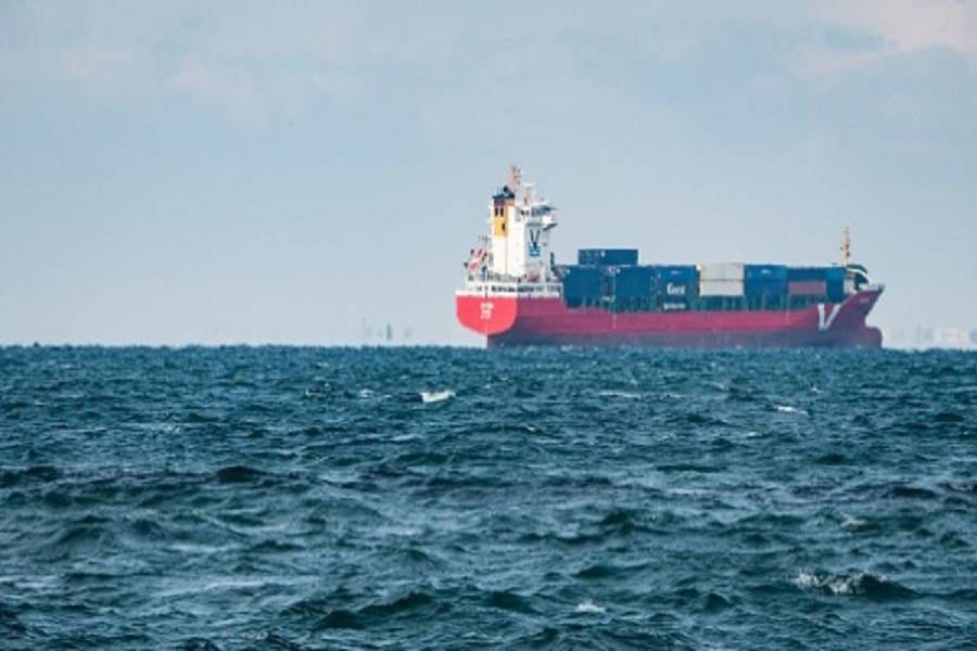 اليمن.. تعرّض سفينة شحن يونانية لهجوم قبالة سواحل الحديدة