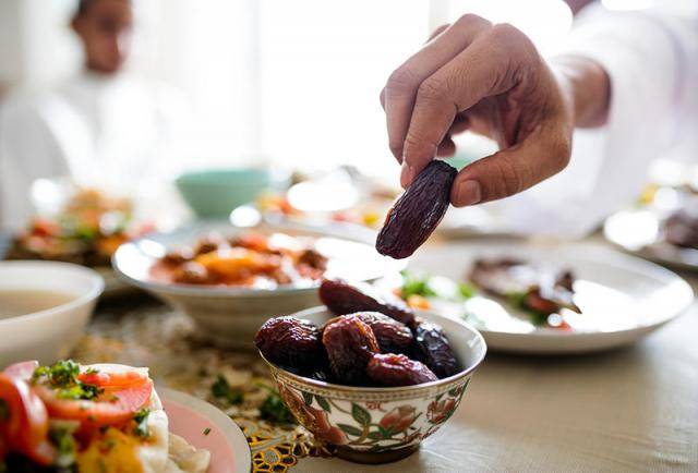 لا تقلّلوا من تناول الطعام في رمضان.. خبيرة تغذية تكشف السر