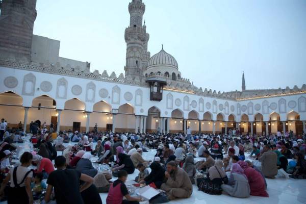 في صحن الأزهر.. قصة أكبر مائدة رمضانية ضيوفها أجانب