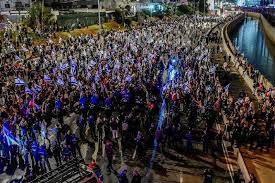 اشتباكات في تل أبيب بين الشرطة والمحتجّين على خطط الإصلاح القضائي