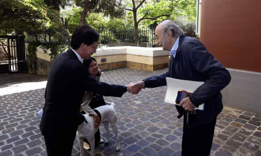 جنبلاط يلتقي السفير الياباني