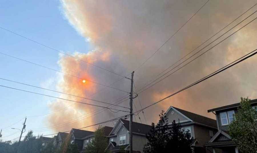 الآلاف يفرّون من حريق في شرق كندا