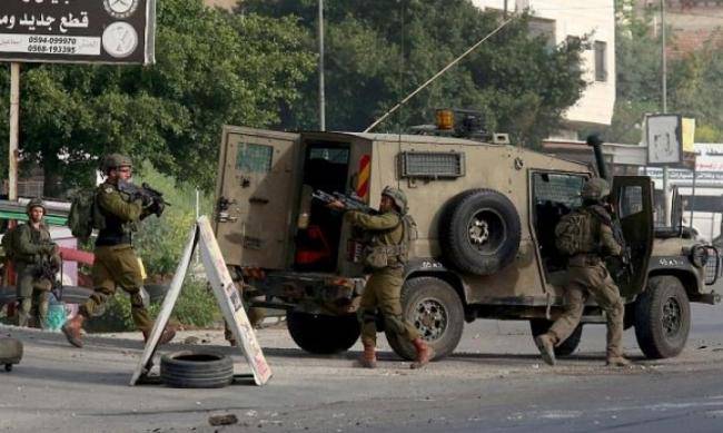 الجرافات الإسرائيلية تواصل تجريف الطرق في مخيم جنين وسط اشتباكات مع الفلسطينيين