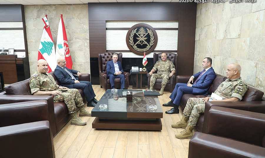 لقاءات سياسية وأمنية وتربوية لقائد الجيش