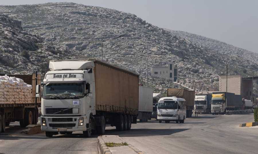 3 شاحنات مساعدات تدخل سوريا عبر معبر باب السلام