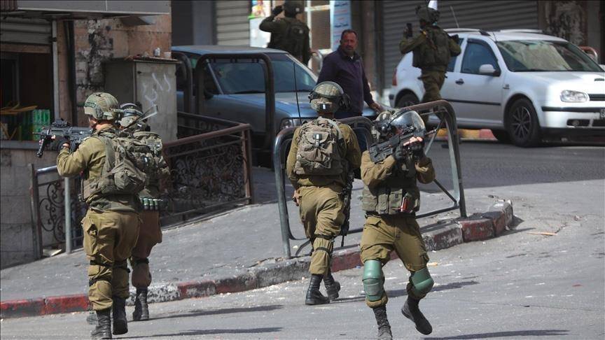 قوات إسرائيلية تعتقل عددا من الفلسطينيين في عمليات دهم واعتقال بمناطق متفرقة من الضفة الغربية