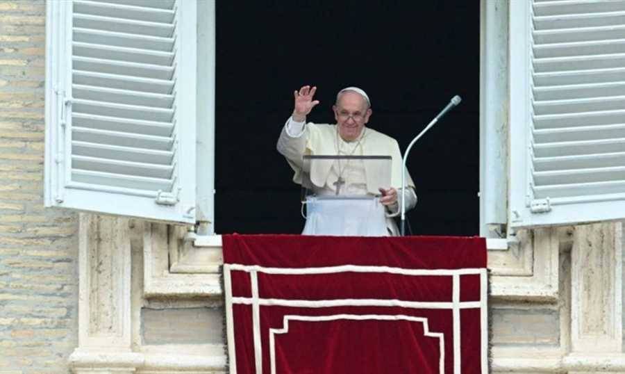 البابا فرنسيس لحشود في الفاتيكان: أنا على قيد الحياة