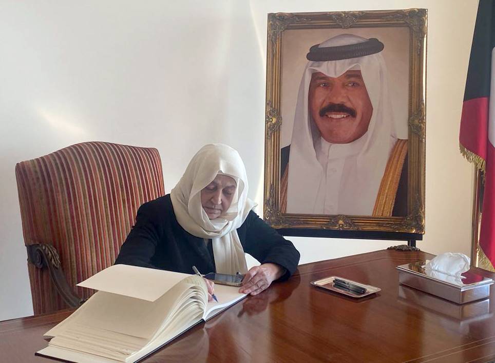 ممثلّةً الرئيس سعد الحريري.. بهية الحريري قدمت التعازي بوفاة أمير الكويت