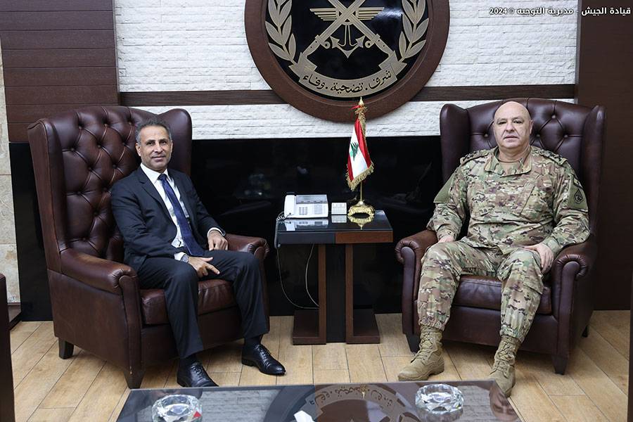 قائد الجيش يلتقي سفير سلطنة عمان