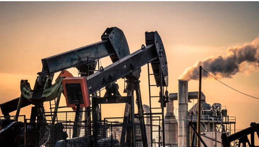 أسعار النفط العالمية تقفز بأكثر من 4% بعد الهجوم على إيران