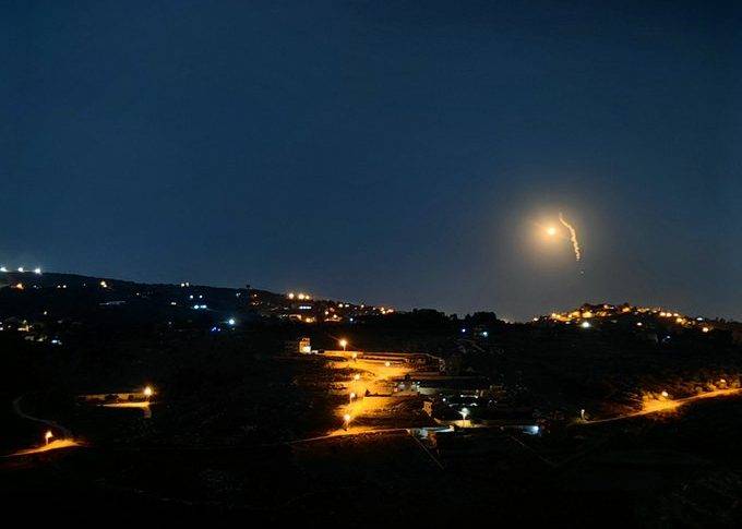 قنابل مضيئة فوق قرى القطاعين الغربي والاوسط