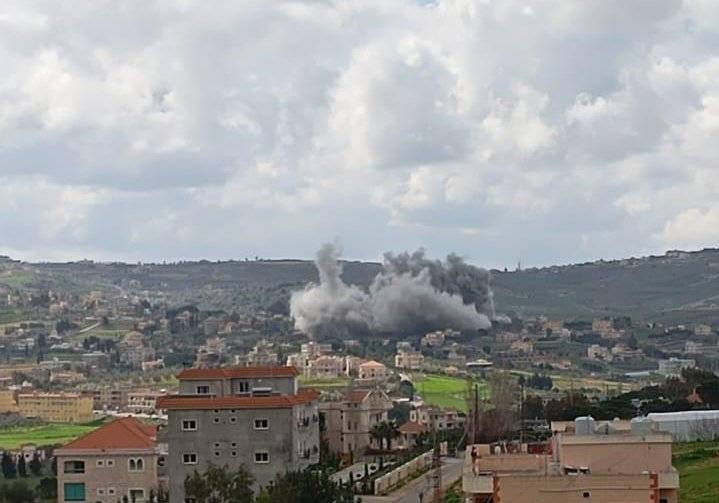 أنباء عن سقوط 3 شهداء من المدنيين في الغارة على منزل في ميس الجبل
