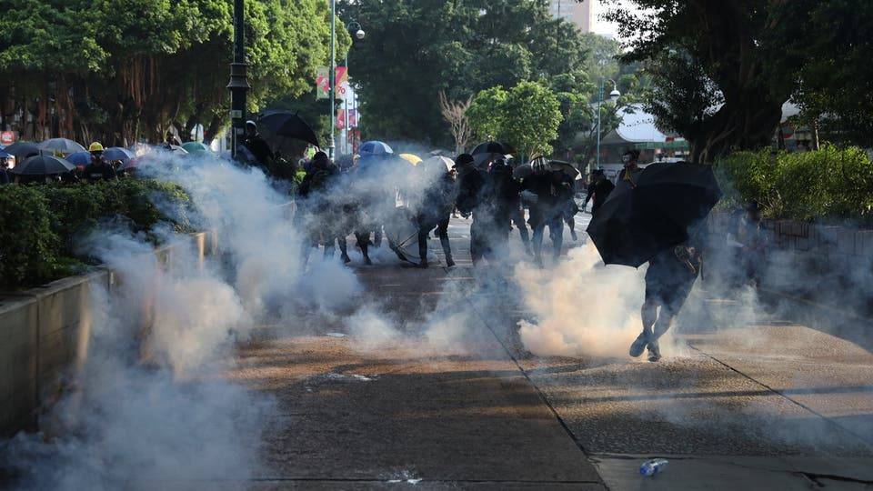 هونغ كونغ.. الشرطة تطلق قنابل الغاز على آلاف المحتجين