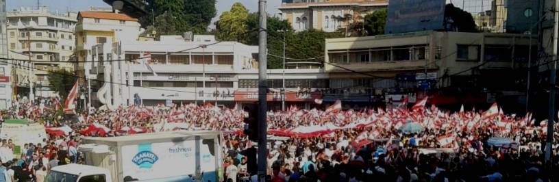 رفع علم لبناني بطول مئات الأمتار حول المتظاهرين في ساحة النور ‏