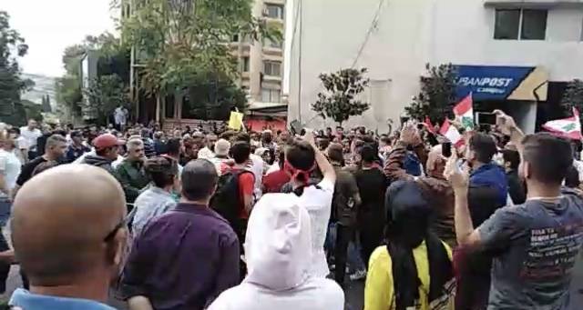 شرطة بلدية النبطية وعناصر حزبية يواجهون المحتجين