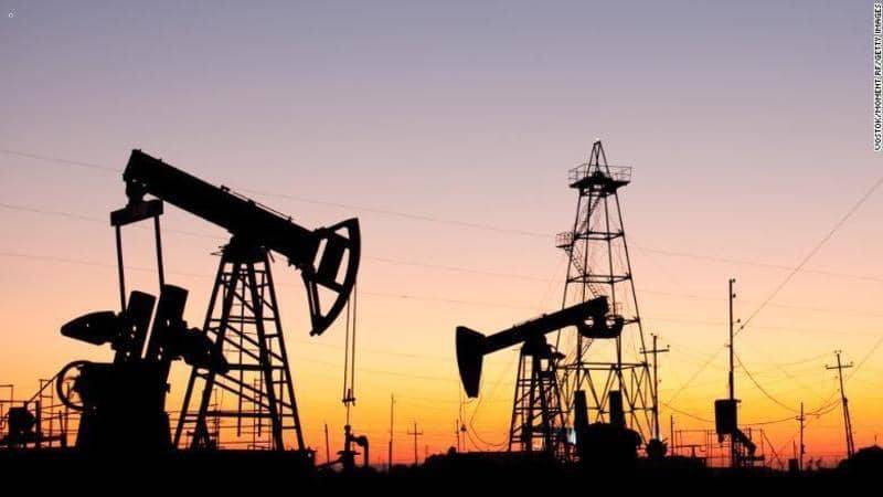 النفط يتراجع بسبب ارتفاع مخزونات الخام