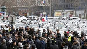 فرنسا .. الإضرابات تشل الحركة