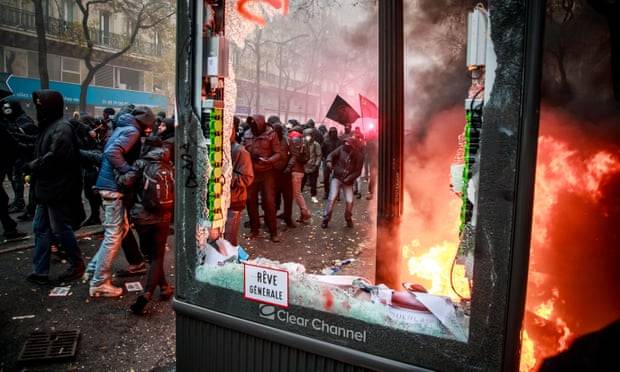 إضراب عام يشل فرنسا
