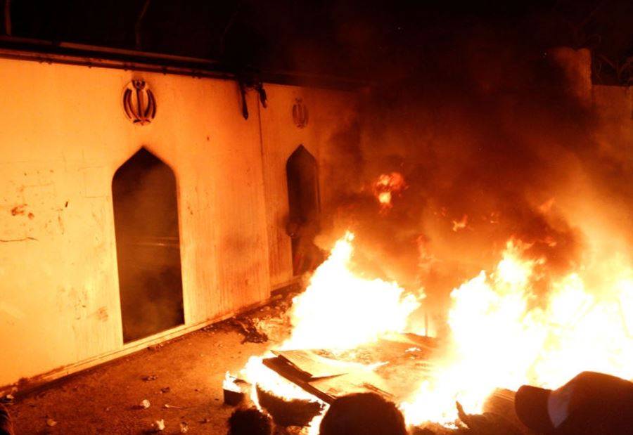 بالفيديو.. إضرام النيران في قنصلية إيران بالنجف العراقية