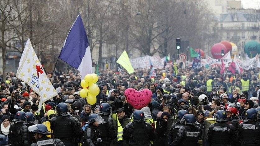 باريس.. آلاف المتظاهرين ضد اصلاح أنظمة التقاعد