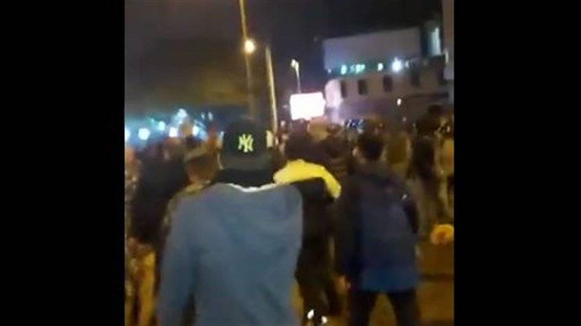اخراج المتظاهرين من داخل مسجد محمد الأمين تحت حماية 