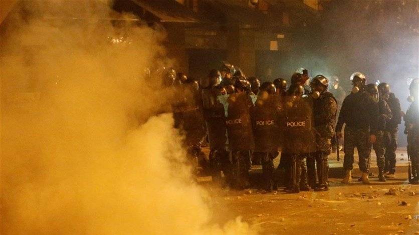 بالفيديو.. ضابط يناشد المجموعات  عبر مكبّر  الصوت الحفاظ على سلمية التظاهرة